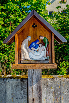 Thumbnail: 14 Der Leichnam von Jesus wird in das Grab gelegt   _JA 32142 Kreuzweg im neuen Friedhof Hohenried.jpg